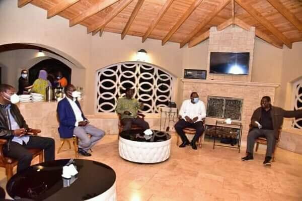 Rais Uhuru Kenyatta, Raila Odinga na Moses Wetangula walipofika kumfariji Musalia Mudavadi. Picha: Uhuru Kenyatta
