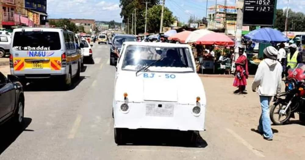 2 Kenyan men offer to help improve the look of Laikipia BJ-50 car after complaints