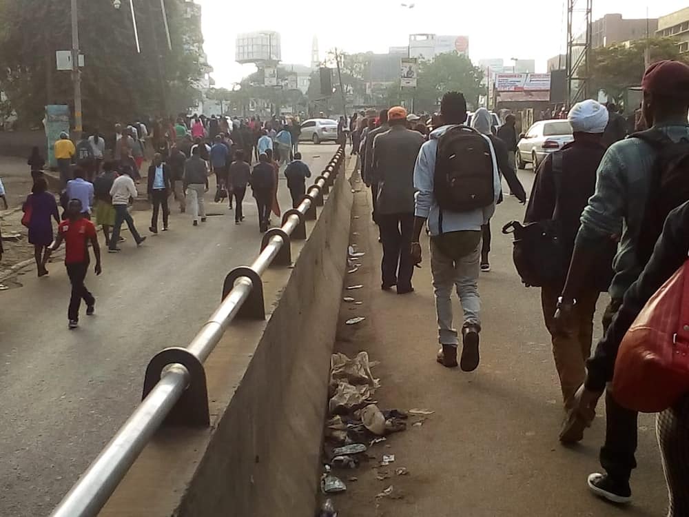 Wakaaji wa Nairobi watembea kuingia CBD baada ya matatu kuzuiliwa