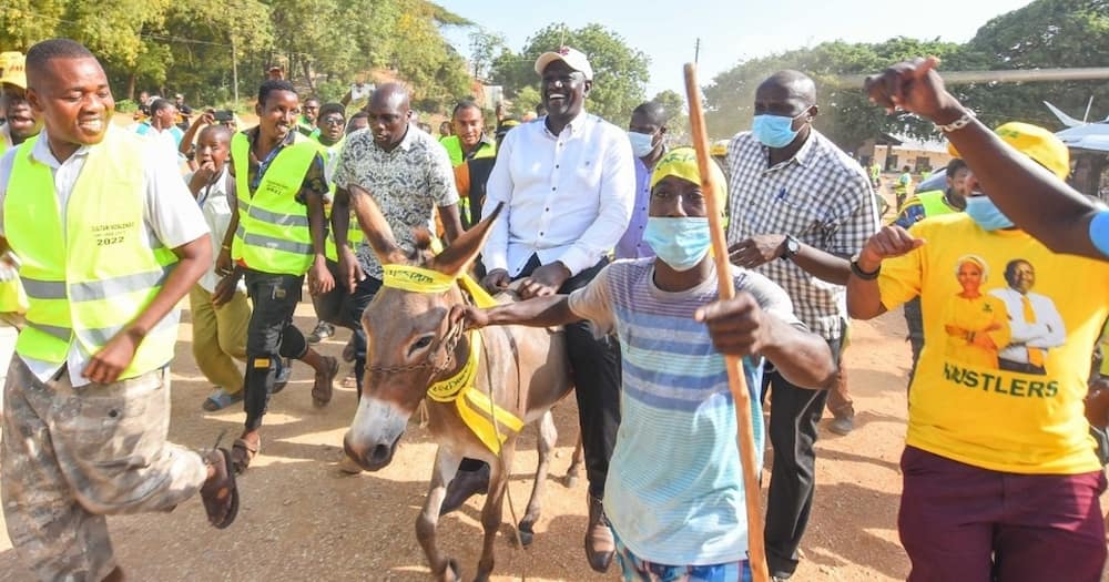 Ruto sasa "Amkopi Yesu" Aingia Lamu Akiwa Amepanda Punda