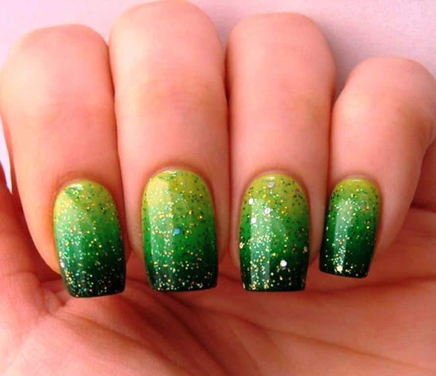 Short St. Patrick's Day nails with glitter