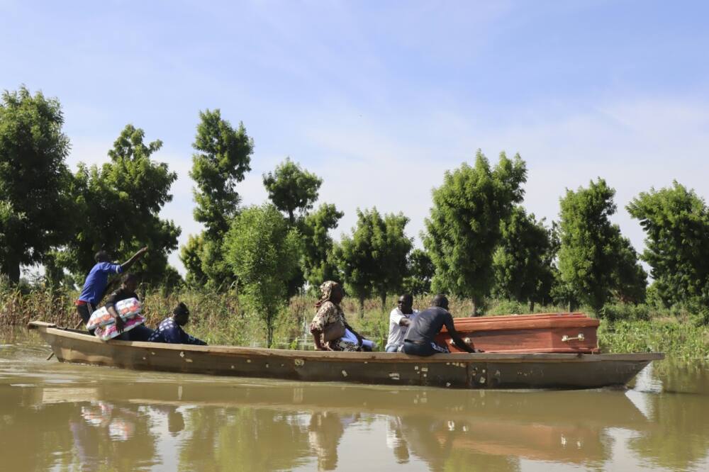 Catastrophic floods have cut off road access to many graveyards in N'Djamena. For many mourners, the only way to bury the dead is to take the coffin to the cemetery by canoe