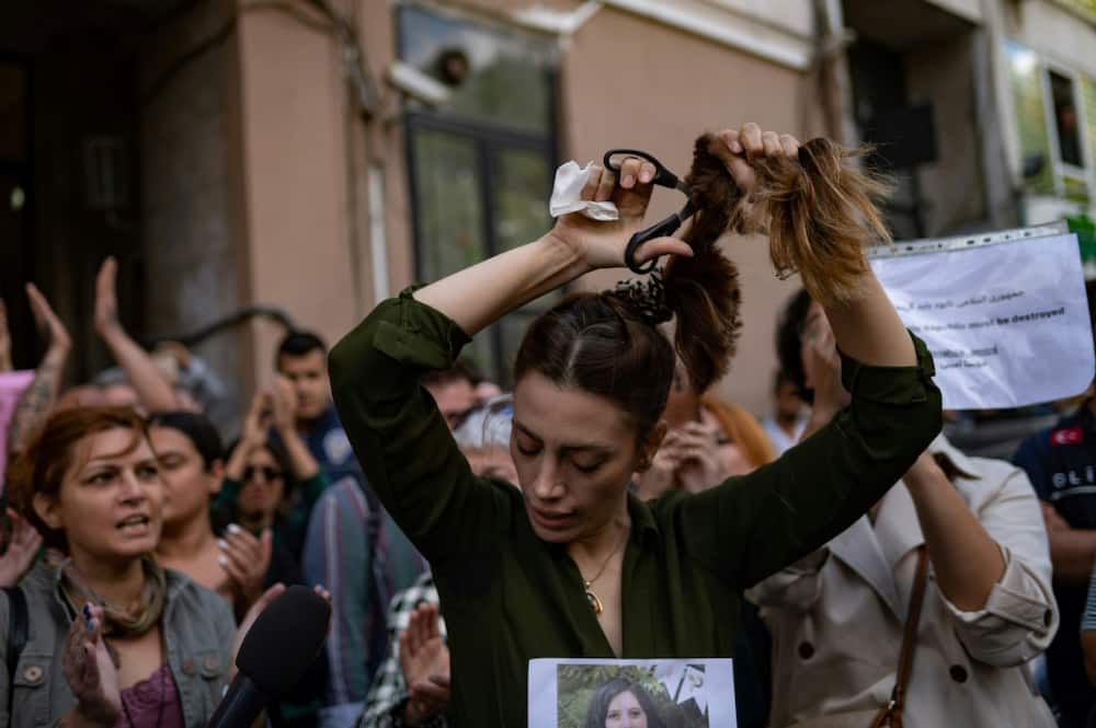 An Iranian woman in Istanbul cuts her hair in solidarity with Amini