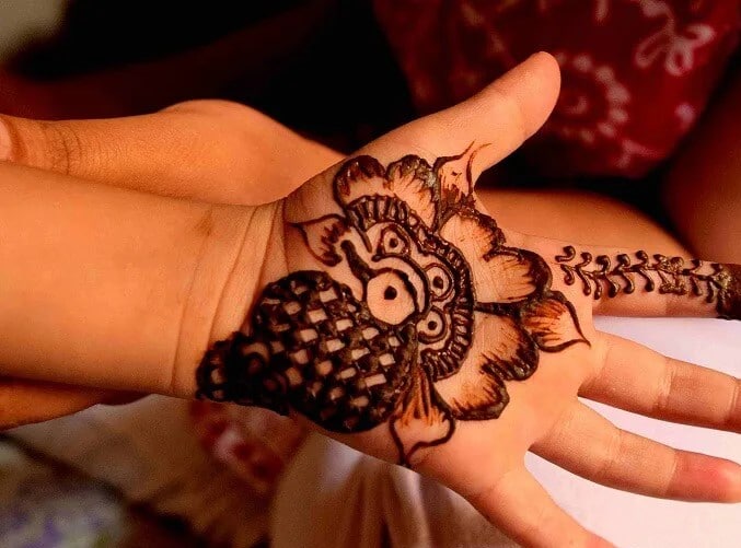 5 Quick and Easy Mehndi Designs for the Front of the Hands | Alippo