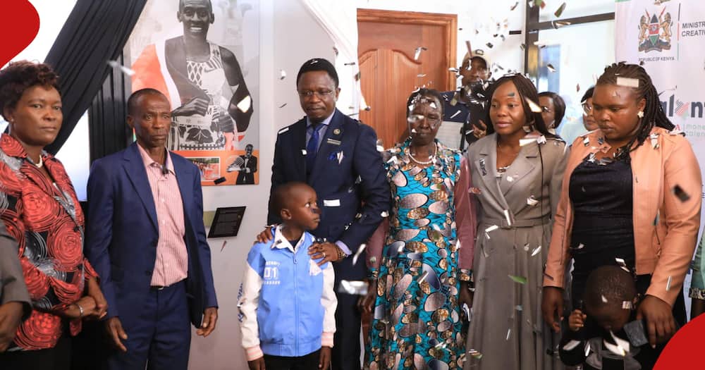 Sports CS Ababu Namwamba with the family of the late Kelvin Kiptum.