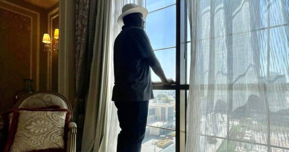 Raila Odinga Apakia Picha Akiwa Kwenye Hoteli ya Kifahari Dubai: "Kenya Kuko Aje?"