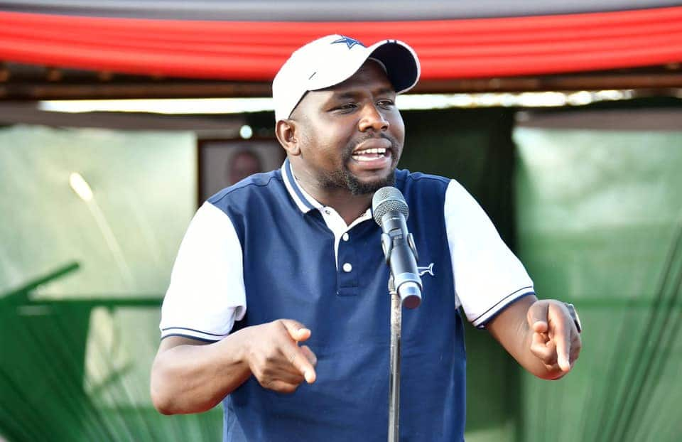 Murkomen arejelea siasa za babake Uhuru na ugatuzi