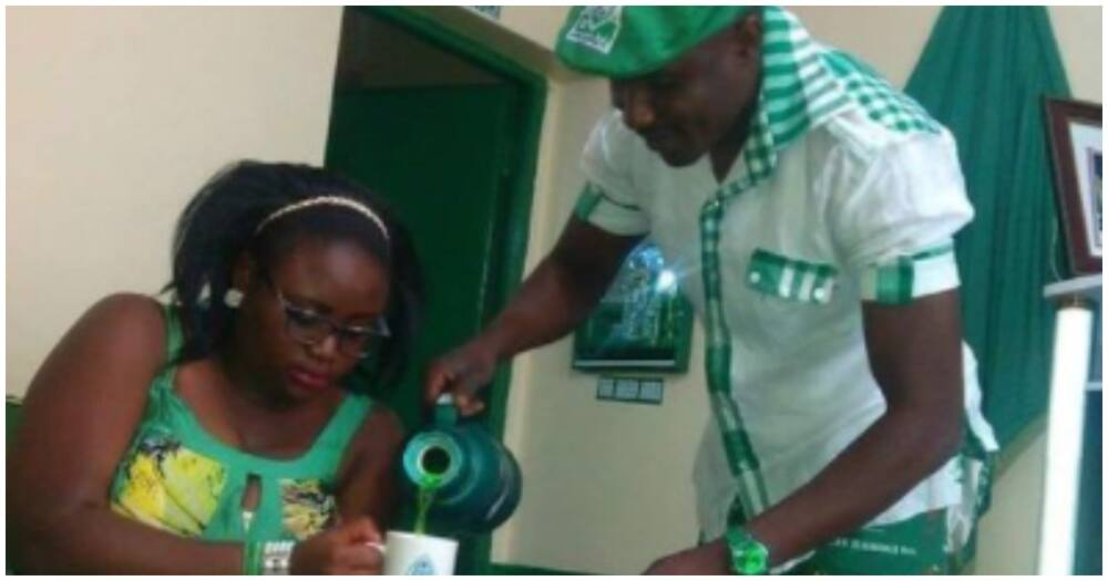 Jaro Soja amazed his fan when he appeared serving a lady a "green" drink.