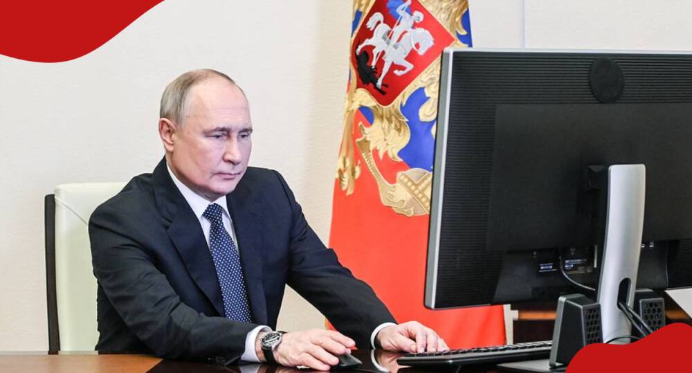 President Vladimir Vladimirovich Putin using a computer.