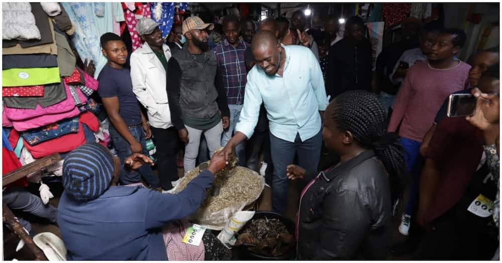 Johnson Sakaja Carries Woman on Wheelbarrow, Sells Njugu as Battle for Nairobi Intensifies