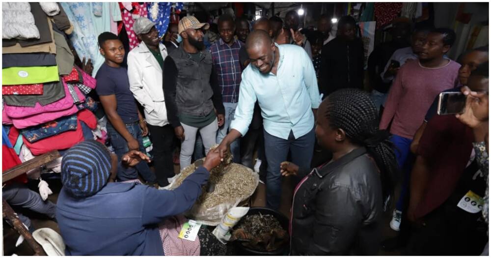 Johnson Sakaja Carries Woman on Wheelbarrow, Sells Njugu as Battle for Nairobi Intensifies