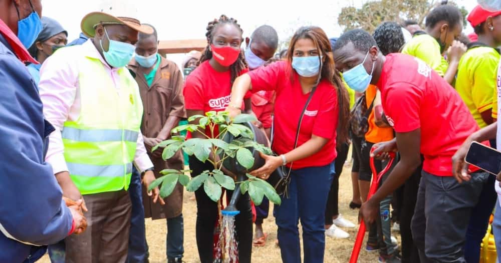 Volunteers plant a tree at the Thika Children’s Rescue Centre.