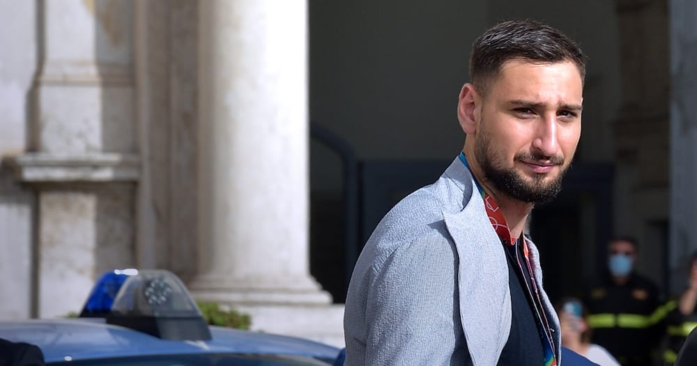 Donnarumma arriving at PSG.