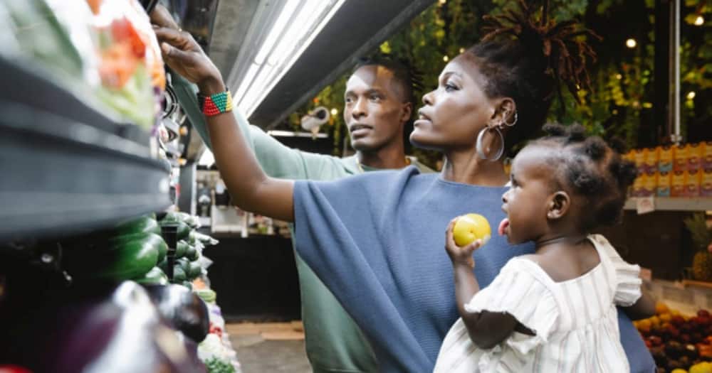 A family is shopping. Photo: Coop Bank.