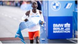 Eliud Kipchoge Ashinda Berlin Marathon kwa Kutumia 2:02.42, Aweka Rekodi Mpya