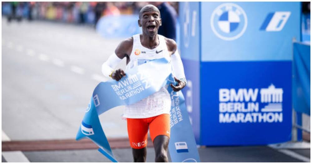 Eliud Kipchoge Ashinda Berlin Marathon kwa Kutumia 2:02.42, Aweka Rekodi Mpya