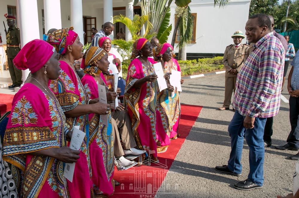 Uhuru Kenyatta rewards each member of the Mwakigwena choir group 3 acres of land