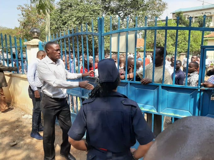 Chaos rock Kisumu county assembly as rival groups clash over bid to oust Speaker Oloo