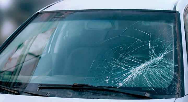 Lady smashes boyfriend's car windscreen and glasses after he cheated on her