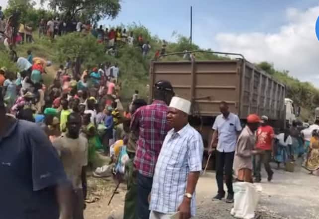 Njaanuary: Kenyans scramble for maize as lorry ferrying grains overturns at Rabai