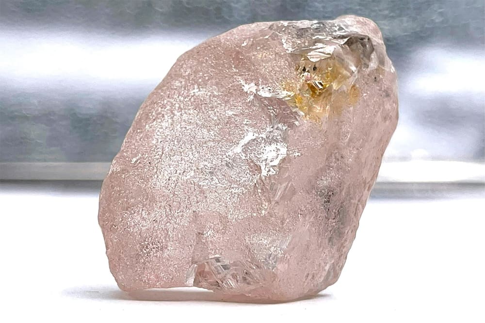 Mineros descubren un diamante rosa que se cree que es el más grande visto en 300 años