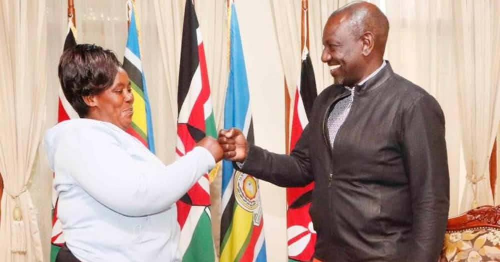 DP Ruto Amkaribisha Kwake Karen Mama Aliyemuuzia Mahindi Barabarani