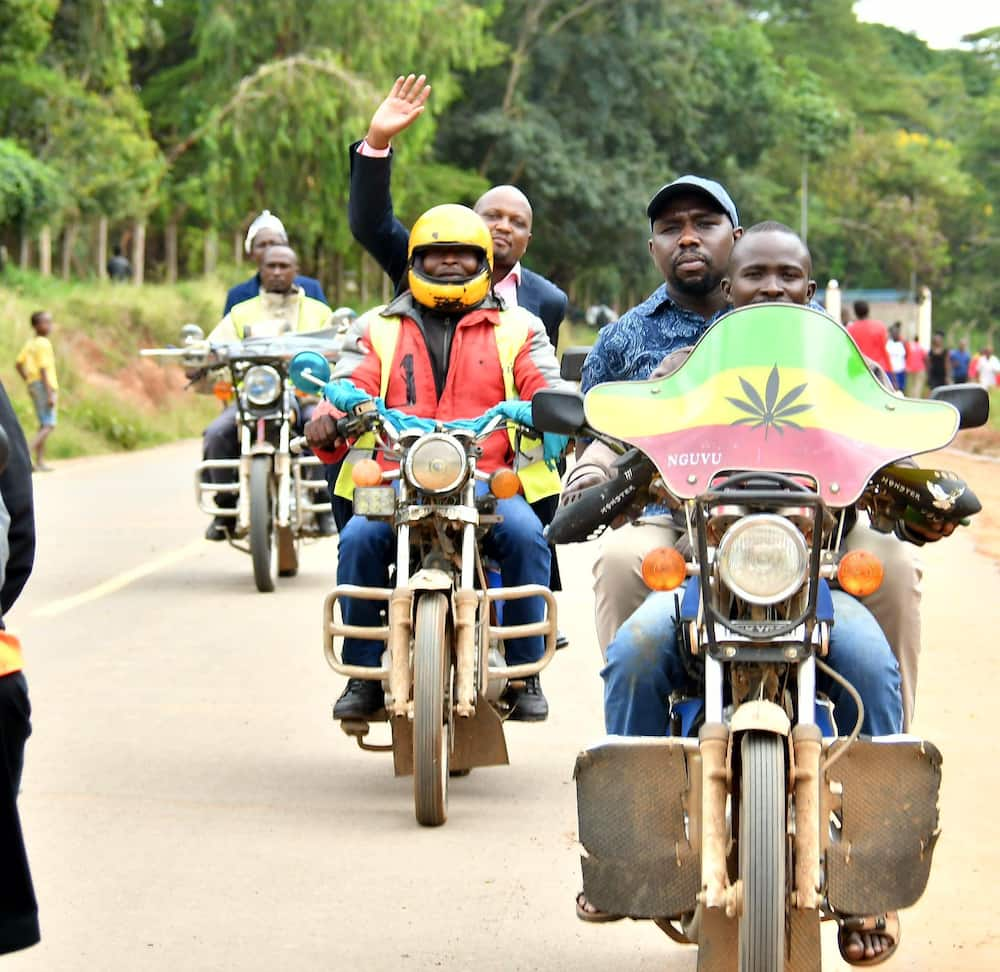 Moses Kuria na Murkomen wafika kwenye mkutano wa BBI kwa Bodaboda