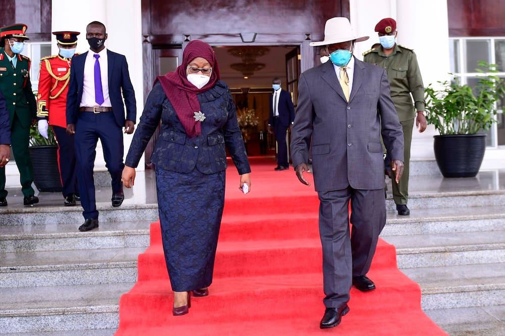Rais Yoweri Museveni Atua Tanzania kwa Ziara ya Siku Moja, Alakiwa na Rais Suluhu