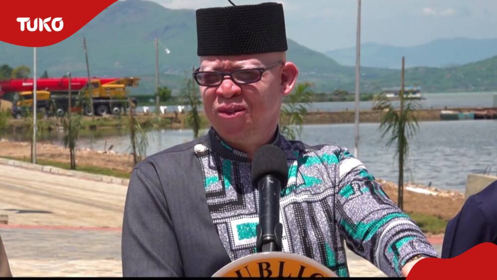 Government Spokesperson Isaac Mwaura addressing the media in Homa Bay