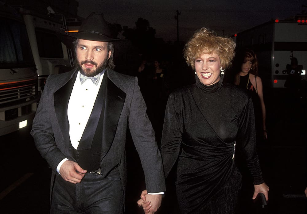 What happened to Garth's first wife, Sandy Mahl?