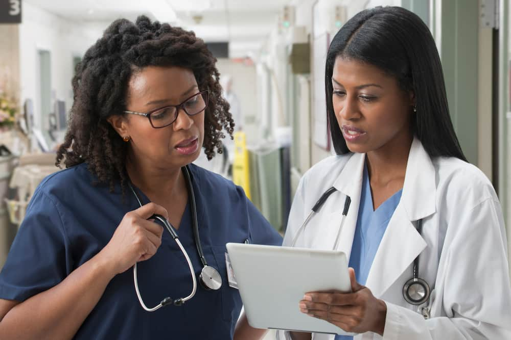 A nurse is discussing with the doctor