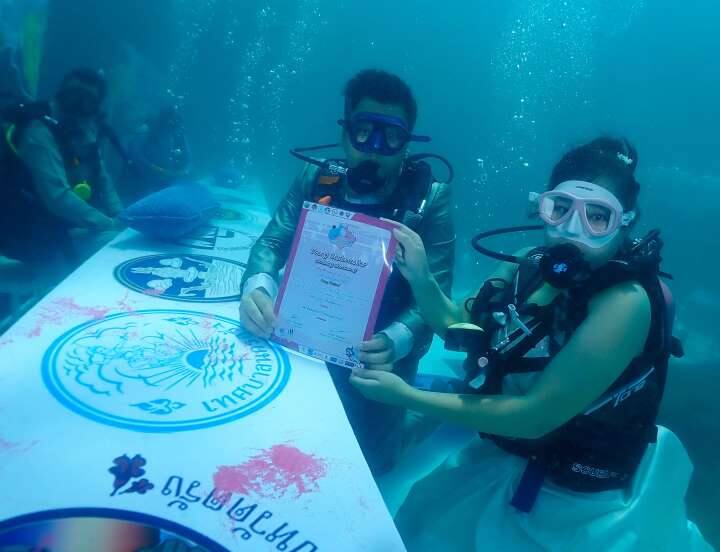 Couple weds underwater in unique ceremony on Valentine's Day
