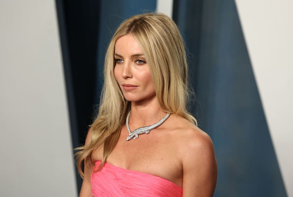 Annabelle Wallis attends the 2022 Vanity Fair Oscar Party Hosted By Radhika Jones