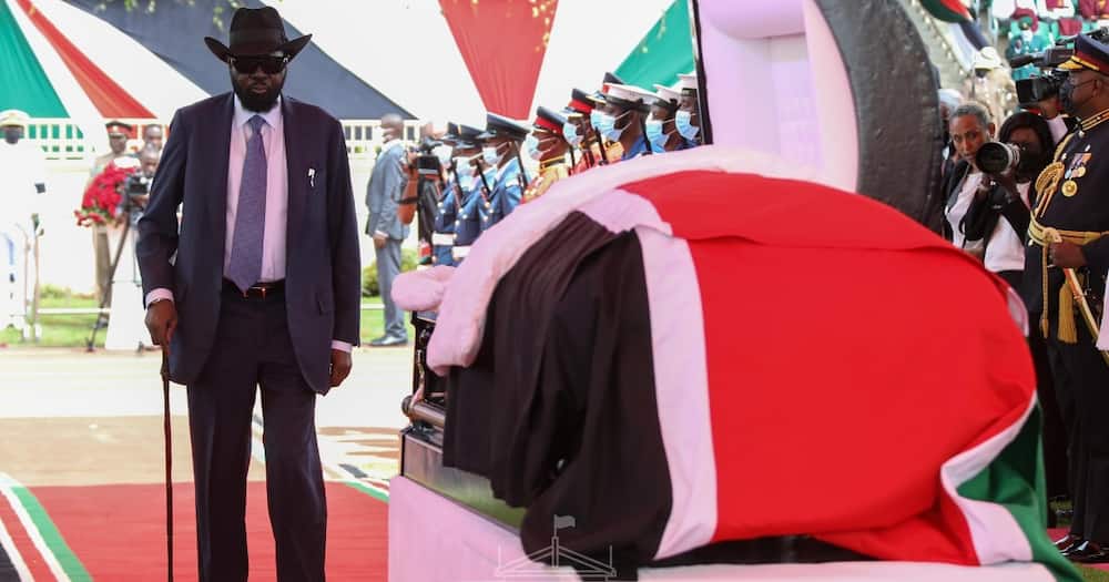 South Sudan President Salva Kiir paying tribute to Mwai Kibaki.