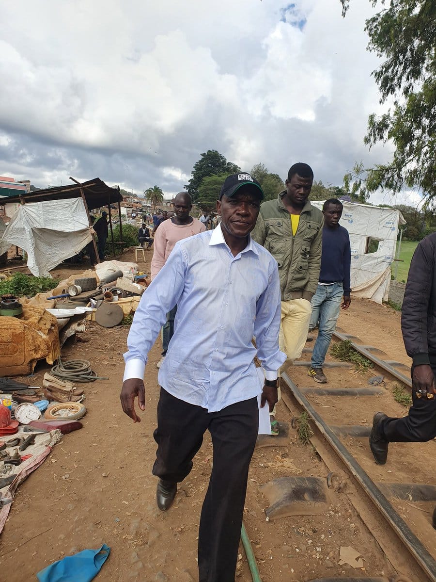 Kibra decides: Former senator Boni Khalwale chased away by irate youths