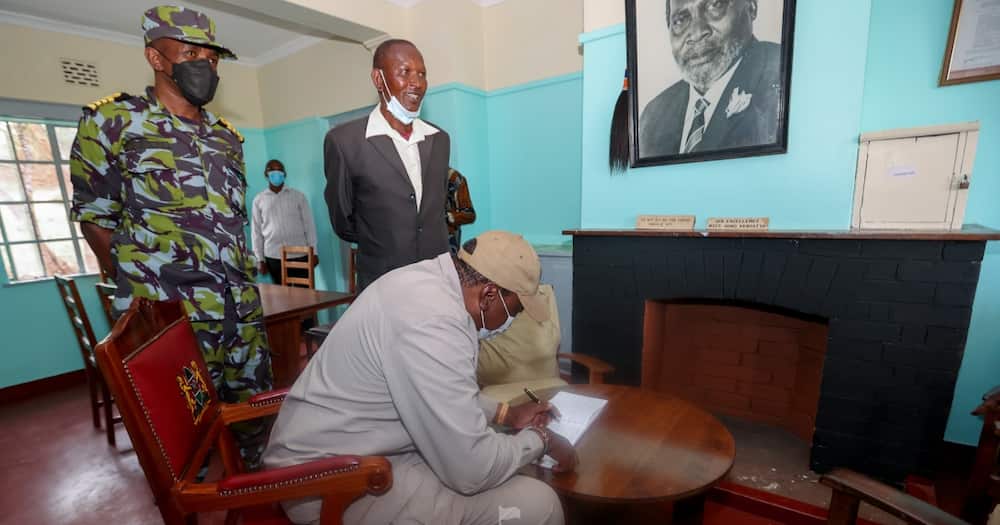 President Uhuru Kenyatta tours the house where he was conceived
