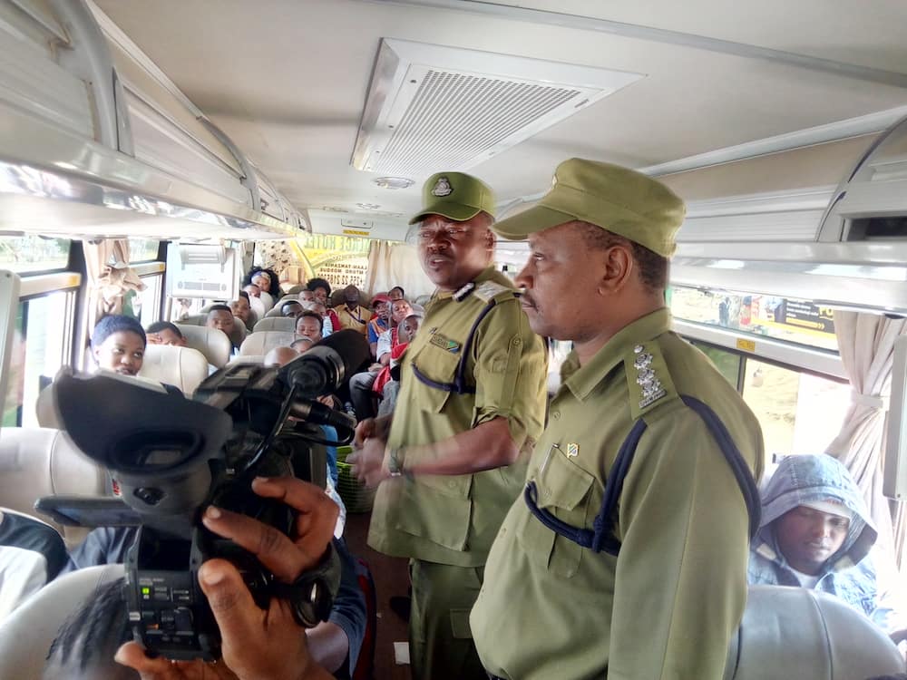 Tanzanian traffic police boss excites Kenyans after ordering reckless bus driver to apologise to passengers