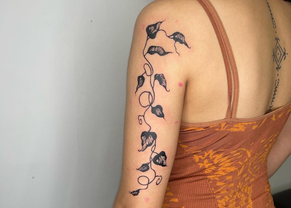 A girl rocking the swirly Pothos vines tattoo
