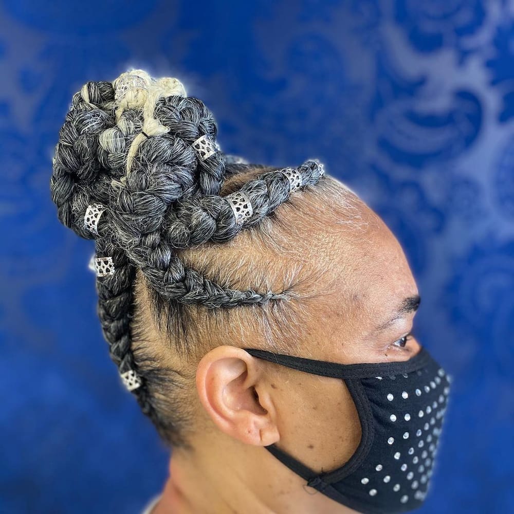 20 natural hairstyles for a 60-year-old black woman that are timeless 