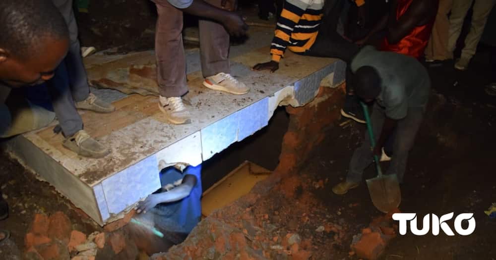 The body of Elsa Awuoro Otolo being exhumed. Photo: TUKO.co.ke.