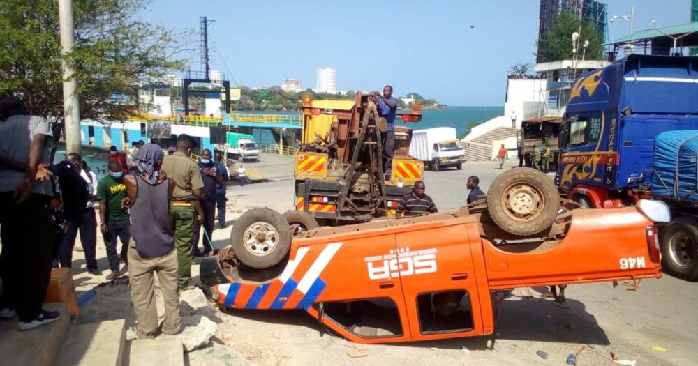 Gari lingine labiringia katika kivuko cha likoni, latumbukia katika bahari ya Hindi