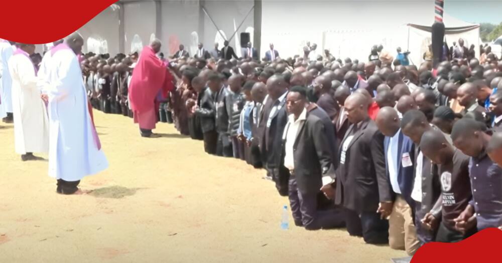 Kenyan athletes pray