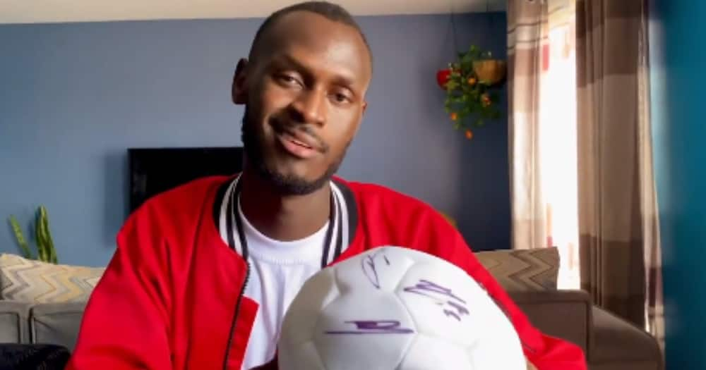 King Kaka receives merchandise from Arsenal F.C.