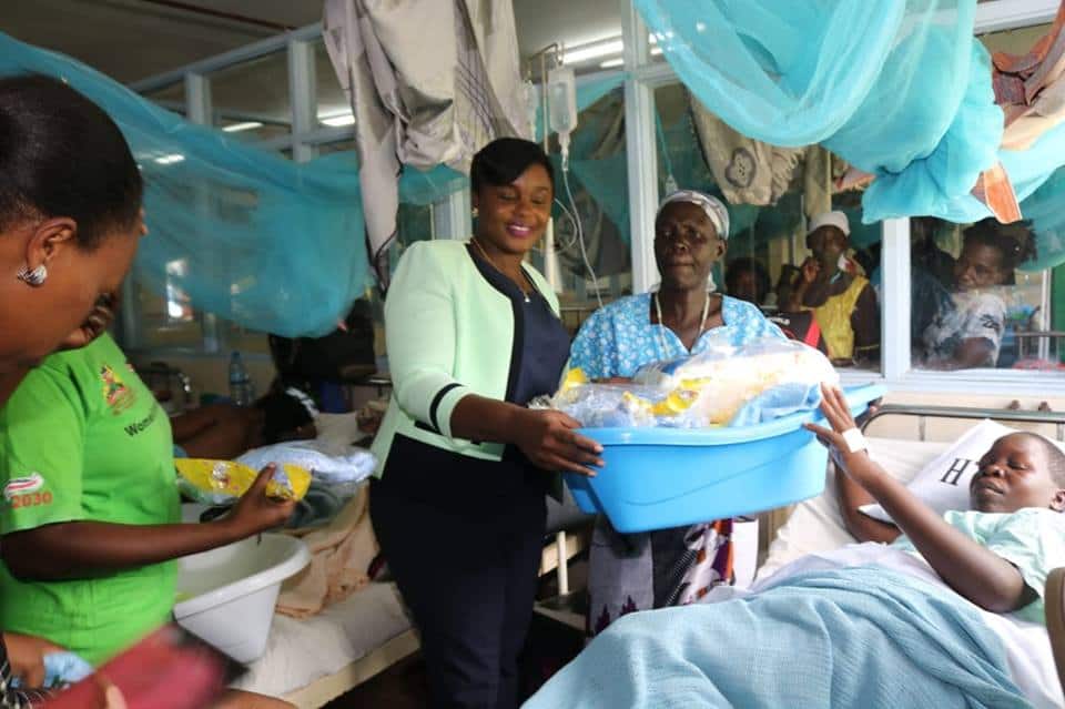 Well-wishers shower Kakamega woman who delivered 5 babies with gifts
