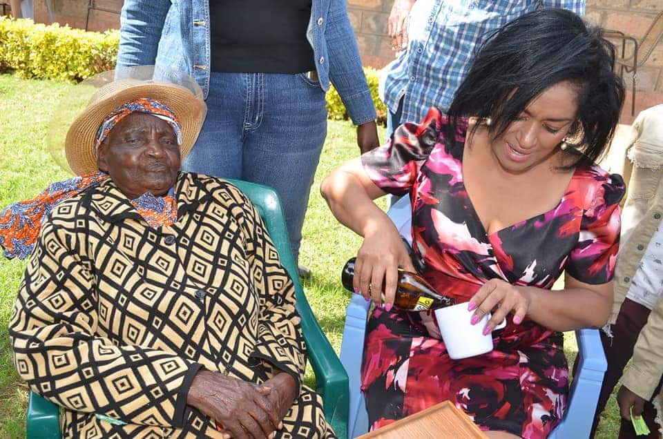 Esther Passaris visits the elderly on Christmas, donates beer