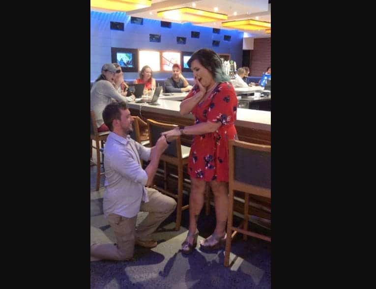 Couple fake marriage proposal to get free drinks from strangers in bars