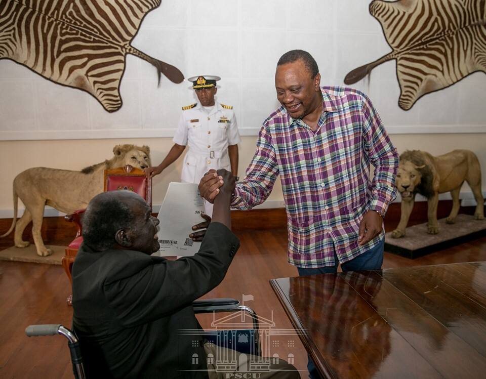 Uhuru Kenyatta rewards each member of the Mwakigwena choir group 3 acres of land
