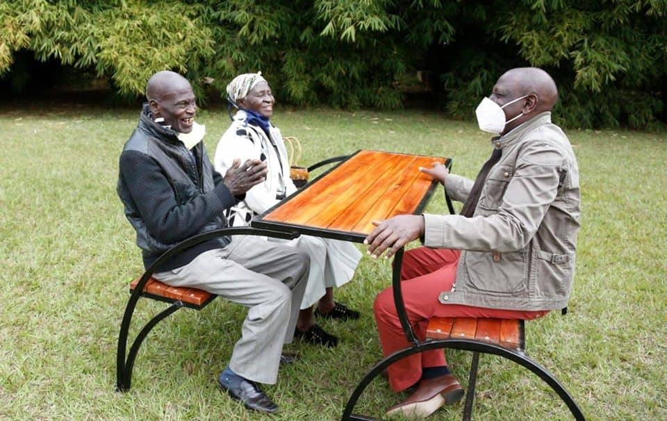 Nyeri couple share cassava harvest with William Ruto's family: "I look forward to a tasty meal"