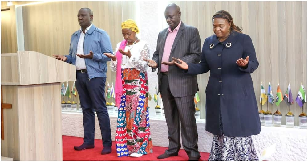 PHOTO of Ruto and Gachagua standing barefoot in church, goes viral ...