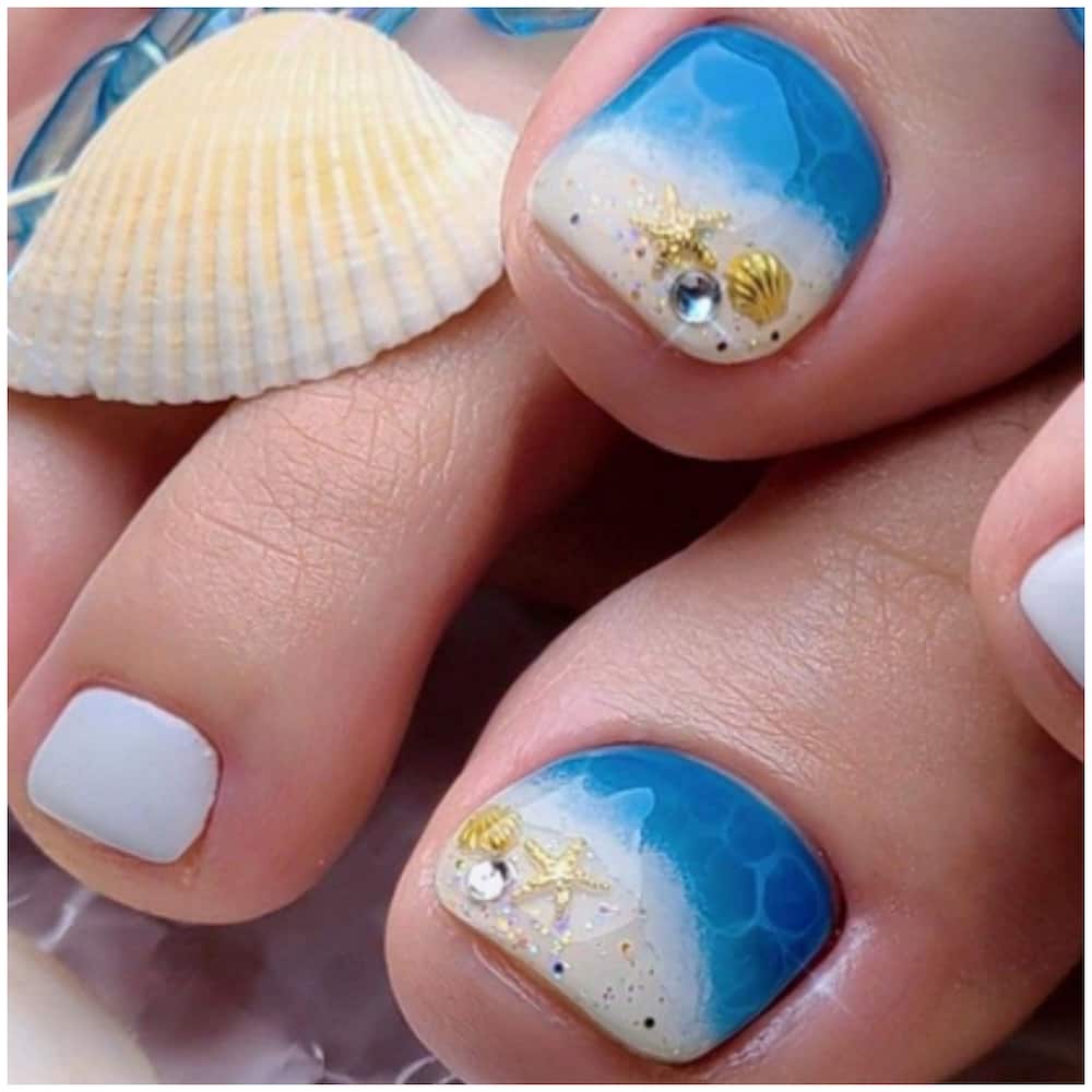 Seashell toe nail design